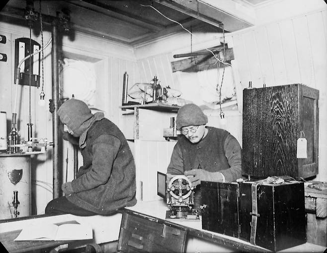 인듀어런스호 내부의 탐험대원들, 1915년경, 영국 그리니치 국립해양박물관