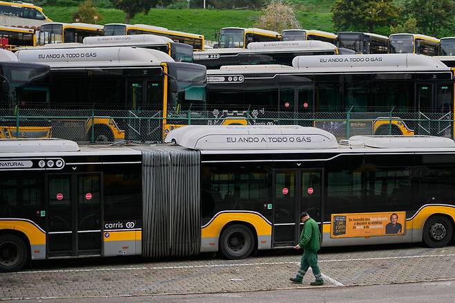 [리스본=AP/뉴시스] 11일(현지 시간) 포르투갈 리스본 외곽 오에이라스 주차장에 정부의 노동법 개정안에 반대하는 총파업 시위 여파로 시내버스가 정차돼 있다. 2025.12.12.