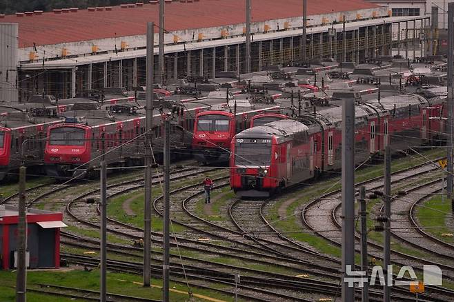 [리스본=AP/뉴시스] 11일(현지 시간) 포르투갈 리스본 산타 아폴로니아역에서 정부의 노동법 개정안에 반대하는 총파업 시위 여파로 열차가 운행 중단된 모습. 2025.12.12.