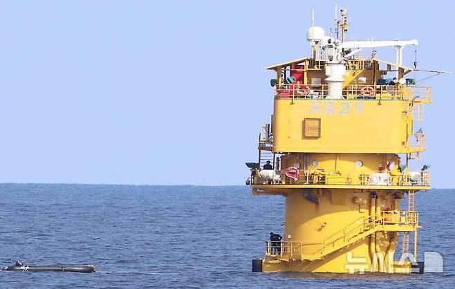 [서울=뉴시스] 중국 서해 불법 구조물(산란2호) 사진.