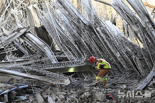 [광주=뉴시스] 이영주 기자 = 소방당국이 11일 오후 광주 서구 치평동 광주대표도서관 건설 도중 난 콘크리트 타설 작업 중 구조물 붕괴 사고 현장에서 잔해물에 매몰된 것으로 추정되는 작업자들을 수색 구조하고 있다. 2025.12.11. leeyj2578@newsis.com