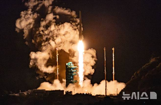 [여수=뉴시스] 황준선 기자 = 한국형 발사체 누리호가 27일 새벽 전남 고흥군 나로우주센터에서 발사되고 있다. 민간 기업인 한화에어로스페이스가 기술 이전을 통해 발사체 제작 전 과정을 주관한 누리호 4호기는 오로라·대기광 관측과 우주 자기장·플라스마 측정 등을 위한 위성 13기가 탑재됐다. 2025.11.27. hwang@newsis.com