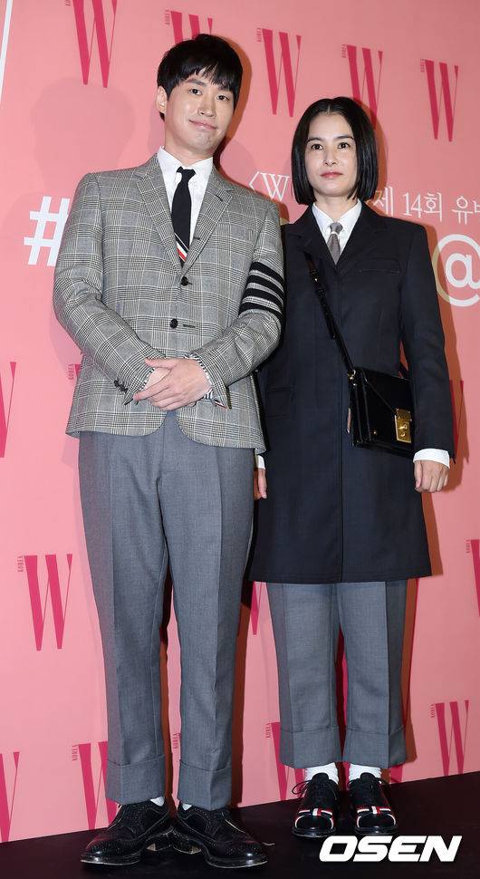 [OSEN=민경훈 기자] 25일 오후 서울 종로구 포시즌스 호텔 서울에서 더블유 코리아, 제14회 유방암 인식 향상 캠페인 자선 행사 개최 기념 포토월 행사가 열렸다. 타블로-강혜정이 무대 위에서 포토타임을 갖고 있다./ rumi@osen.co.kr