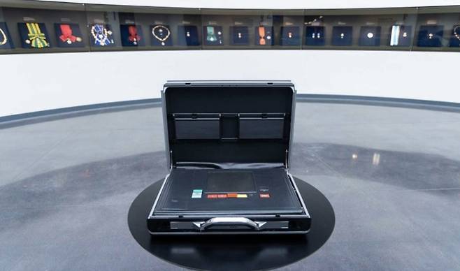 러시아 초대 대통령 보리스 옐친이 사용했던 ‘핵가방(체겟)’ 실물이 예카테린부르크 대통령센터에 전시돼 있다. 러시아 대통령은 이 단말기를 통해 핵전력 지휘 명령을 내리는 것으로 알려져 있다. yeltsin.ru