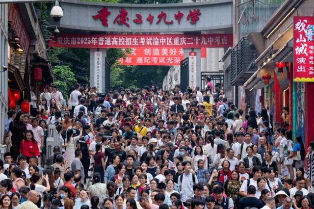 중국 충칭시에서 가오카오 수험생들이 시험을 마치고 나오고 있다. AFP연합뉴스