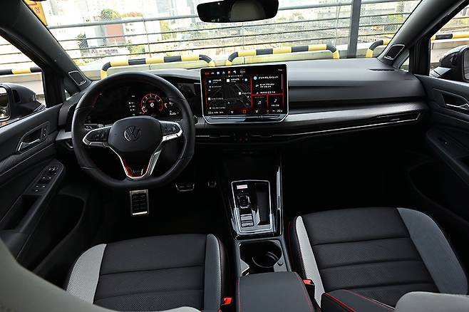 폭스바겐 골프 GTI. 사진: 김학수 기자