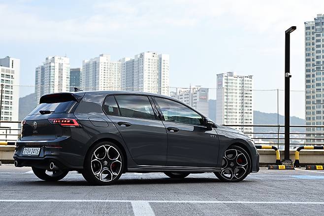 폭스바겐 골프 GTI. 사진: 김학수 기자