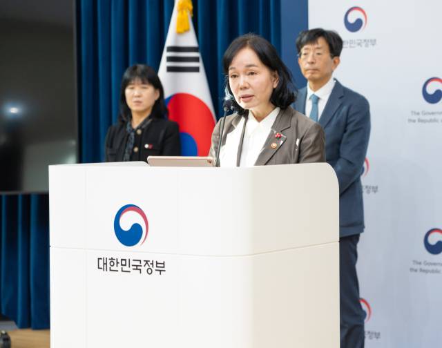 송경희(가운데) 개인정보보호위원회 위원장이 12일 정부세종청사 중앙동 합동브리핑실에서 2026 업무계획을 브리핑하고 있다. 개인정보위