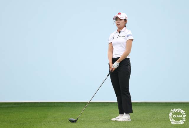 티샷 후 공을 확인하고 있는 황유민. 사진 제공=KLPGA