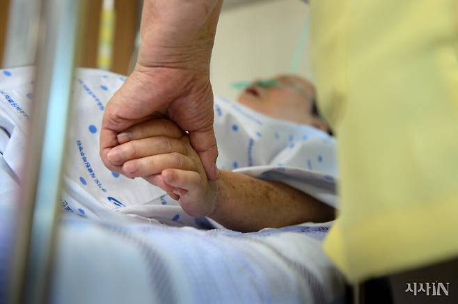 한 병원에서 임종을 앞둔 말기암 환자가 누워 있다. ⓒ시사IN 신선영