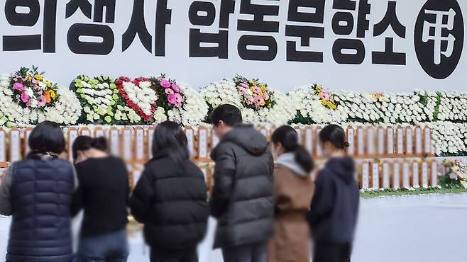 한 추모객이 무안 스포츠센터에 마련된 제주항공 참사 합동분향소에서 고객를 떨군 채 슬픔을 가누지 못하고 있다. ⓒ시사저널