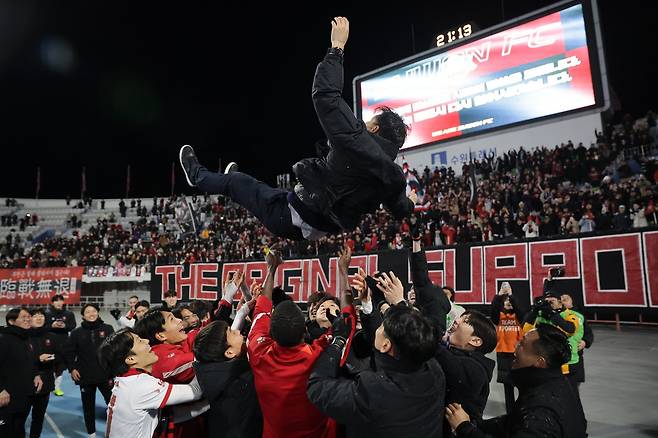 K리그2 팀들은 최대 4팀에게 승격기회가 주어진 내년을 벼른다. 사진은 올해 수원FC와 승강 PO에서 승리해 승격한 부천 선수들. 사진제공│한국프로축구연맹