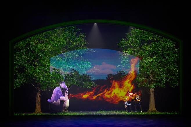 뮤지컬 ‘사랑의 하츄핑’ 공연 장면. 화려한 무대세트와 퍼펫 연출, 홀로그램 등 판타지 요소를 극대화한 연출이 특징이다. 사진제공│이제이