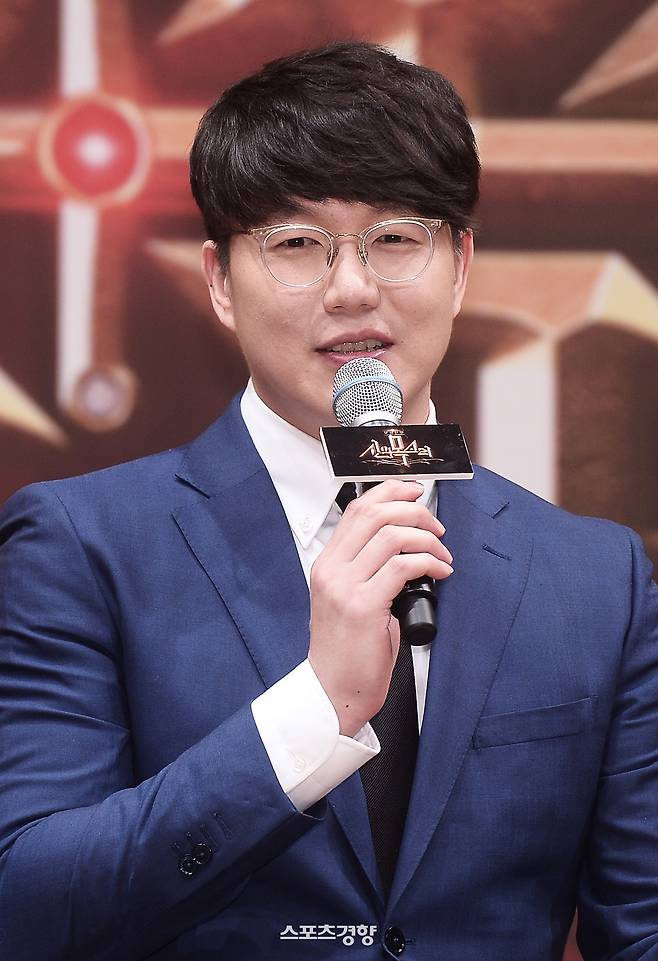 질의응답을 하고 있는 가수 성시경. 사진 이선명 기자 57km@kyunghyang.com