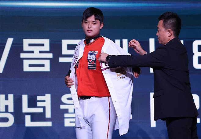 천안북일고 박준현이 지난 9월 17일 열린 2026 KBO 신인 드래프트에서 키움에 1라운드 1순위 지명을 받은 뒤 유니폼을 입고 있다. 연합뉴스