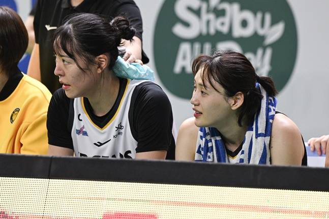 KB스타즈 박지수(왼쪽)와 강이슬. /사진=WKBL 제공