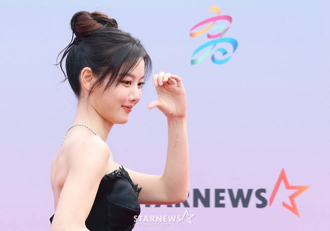 배우 김유정이 6일 가오슝 내셔널 스타디움에서 진행된 스타뉴스 주최 '10주년 아시아 아티스트 어워즈 2025(10th Anniversary Asia Artist Awards 2025, '10주년 AAA 2025') 레드카펫 행사에 참석해 포즈를 취하고 있다.  /2025.12.06 /사진=이동훈 photoguy@