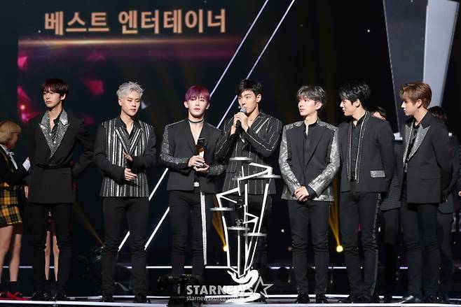 그룹 몬스타엑스가 서울 송파구 잠실 실내체육관에서 진행된 '2017 AAA(Asia Artist Awards)'에서 베스트 엔터테이너상을 수상한 뒤 소감을 말하고 있다. /사진=김창현 기자 chmt@