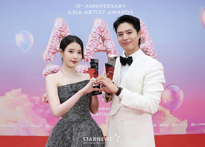 배우 아이유, 박보검이 6일 가오슝 내셔널 스타디움에서 진행된 스타뉴스 주최 '10주년 아시아 아티스트 어워즈 2025(10th Anniversary Asia Artist Awards 2025, '10주년 AAA 2025')에서 베스트 커플상을 수상한 뒤 포즈를 취하고 있다.  12월 6일~7일 양일에 걸쳐 가오슝 내셔널 스타디움에서 펼쳐지는 '10주년 아시아 아티스트 어워즈 2025(10th Anniversary Asia Artist Awards 2025, '10주년 AAA 2025')'와 페스타 'ACON 2025'는 MTN(머니투데이방송)과 위버스(Weverse)를 통해 각각 TV와 온라인 스트리밍으로 생중계 된다. /2025.12.06 /사진=이동훈 photoguy@