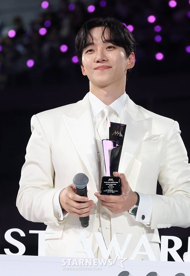 배우 이준호가 6일 가오슝 내셔널 스타디움에서 진행된 스타뉴스 주최 '10주년 아시아 아티스트 어워즈 2025(10th Anniversary Asia Artist Awards 2025, '10주년 AAA 2025')에서 베스트 아티스트상을 수상한 후 소감을 밝히고 있다.   12월 6일~7일 양일에 걸쳐 가오슝 내셔널 스타디움에서 펼쳐지는 '10주년 아시아 아티스트 어워즈 2025(10th Anniversary Asia Artist Awards 2025, '10주년 AAA 2025')'와 페스타 'ACON 2025'는 MTN(머니투데이방송)과 위버스(Weverse)를 통해 각각 TV와 온라인 스트리밍으로 생중계 된다. /사진=김진경 kim.jinkyung@