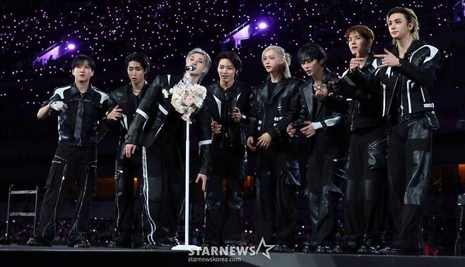 스트레이 키즈가 6일 가오슝 내셔널 스타디움에서 진행된 스타뉴스 주최 '10주년 아시아 아티스트 어워즈 2025(10th Anniversary Asia Artist Awards 2025, '10주년 AAA 2025')에서 수상 소감을 밝히고 있다. /사진=김진경 kim.jinkyung@