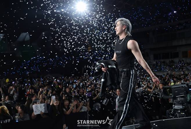 스트레이키즈 방찬을 비롯한 아티스트들이 6일 가오슝 내셔널 스타디움에서 진행된 스타뉴스 주최 '10주년 아시아 아티스트 어워즈 2025(10th Anniversary Asia Artist Awards 2025, '10주년 AAA 2025')에서 피날레 세리머니를 하고 있다.  /사진=김진경 kim.jinkyung@