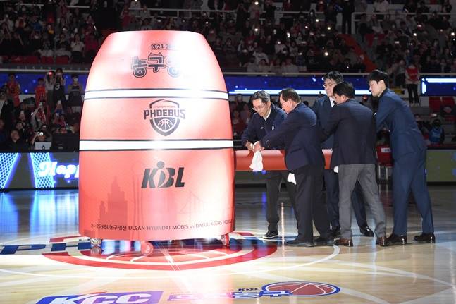 2024 KBL 농구영신 경기 종료 후 2025년을 맞이하는 타종 행사가 열리고 있다. /사진=KBL