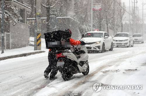 기상청이 대설주의보를 발효한 날 배달기사의 모습 [연합뉴스 자료사진]
