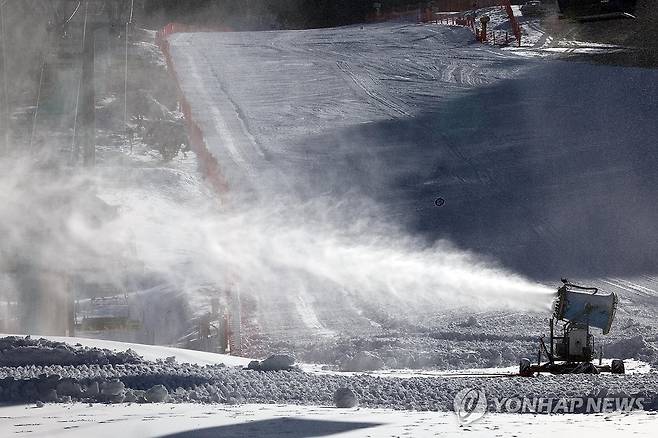 스키장 겨울시즌 돌입..인공눈 뿌리기 [연합뉴스 자료사진]