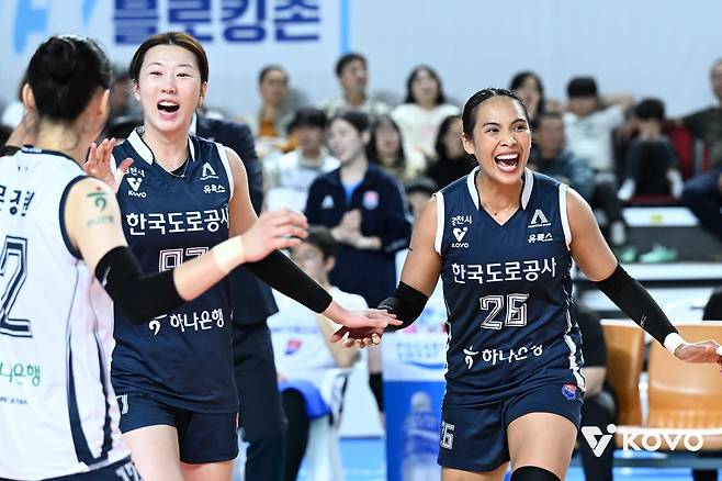 득점 후 기뻐하는 도로공사의 강소휘(중앙)과 타나차 [한국배구연맹 제공. 재판매 및 DB 금지]