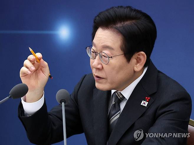 이재명 대통령, 과기부·개보위 업무보고 발언 (세종=연합뉴스) 한상균 기자 = 이재명 대통령이 12일 세종시 정부세종컨벤션센터에서 열린 과학기술정보통신부ㆍ개인정보보호위원회 업무보고에서 발언하고 있다. 2025.12.12 xyz@yna.co.kr