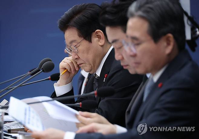 자료 살펴보는 이재명 대통령 (세종=연합뉴스) 한상균 기자 = 이재명 대통령이 12일 세종시 정부세종컨벤션센터에서 열린 과학기술정보통신부ㆍ개인정보보호위원회 업무보고에서 자료를 살펴보고 있다. 2025.12.12 xyz@yna.co.kr