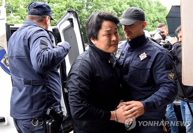 몬테네그로 법원으로 이송 중인 권도형 [EPA 연합뉴스 자료사진. 재판매 및 DB 금지]