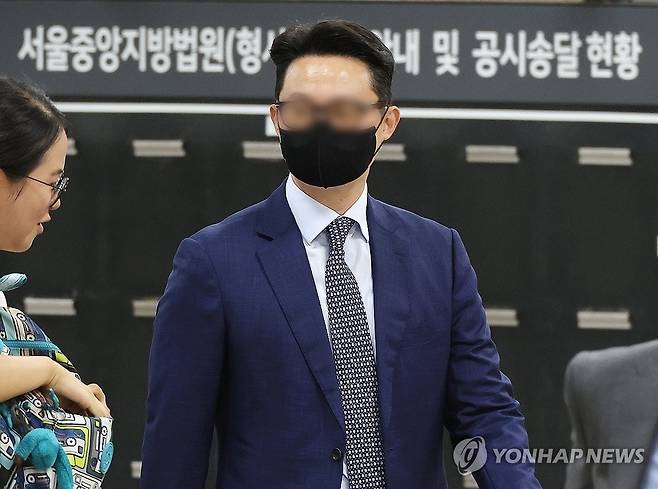 법원 출석하는 전 통일교 세계본부장 [연합뉴스 자료사진]