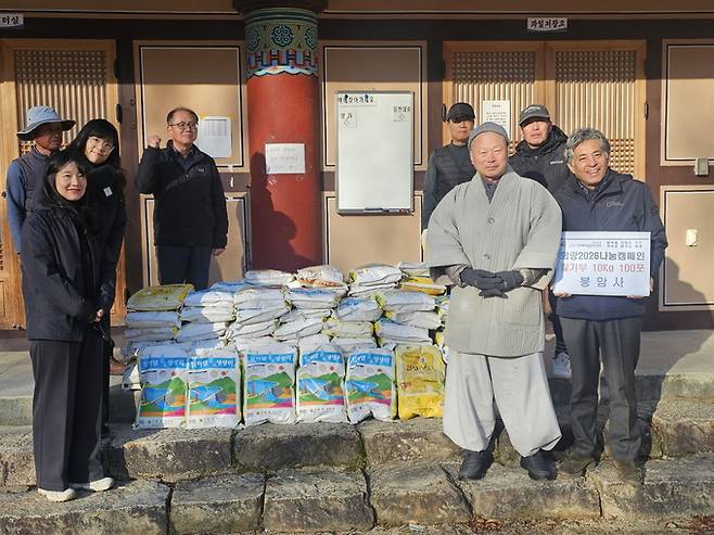 ▲ 봉암사 원근 주지스님이 가은읍 행정복지센터에 연말 이웃돕기 쌀 10kg들이 100포를 기탁하고 관계자들과 함께 기념촬영을 하고 있다.