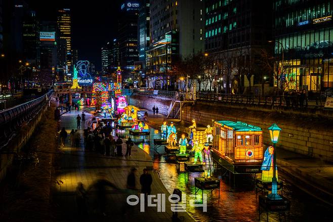 2025 서울빛초롱축제 1구역에 위치한 ‘움직이는 빛’ 조형물 (사진=서울관광재단)