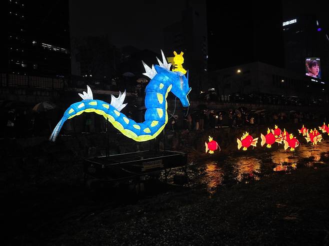 잉어킹 행렬 후미에는 갸라도스와 피카츄가 지켜주고 있다&nbsp;(사진=홍수민 기자)