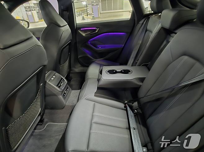 아우디 중형 세단 '더 뉴 아우디 A5' 기본 트림 'A5 40 TFSI 콰트로'(S라인 블랙 에디션)의 2열 내부 모습. 2025.12.10/뉴스1 김성식 기자