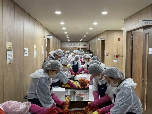 행복한 밥상 김장김치 담그기 행사 모습(사진제공=용산구청)