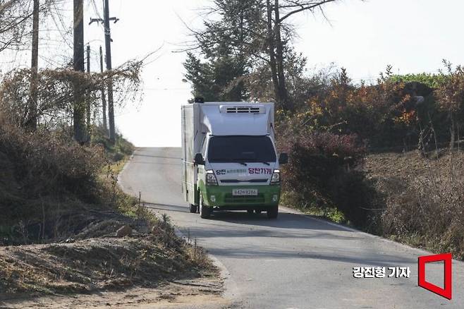 1일 충남 당진 합덕읍 도곡1리에서 가가호호 찾아가는 당진농촌이동장터 트럭이 마을회관으로 들어서고 있다. 강진형 기자
