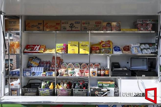 1일 충남 당진 합덕읍 도곡1리마을회관에 도착한 가가호호 찾아가는 당진농촌이동장터. 강진형 기자