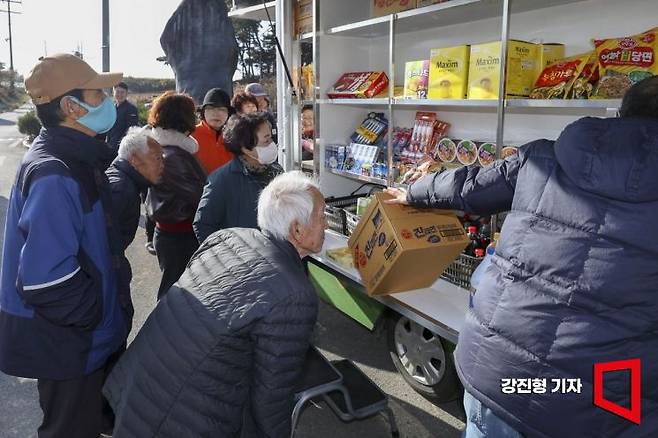 1일 충남 당진 합덕읍 도곡1리마을회관에 마련된 가가호호 찾아가는 당진농촌이동장터를 찾은 주민들이 물품을 구매하고 있다. 강진형 기자