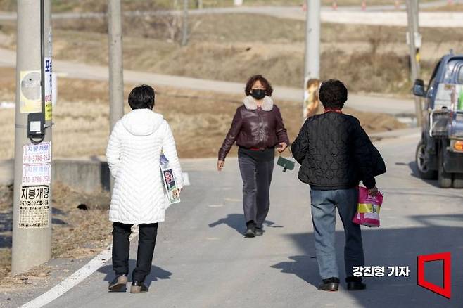 1일 충남 당진 합덕읍 도곡1리마을회관에 마련된 가가호호 찾아가는 당진농촌이동장터를 찾은 주민들이 물품을 구매한 뒤 이동하고 있다. 강진형 기자