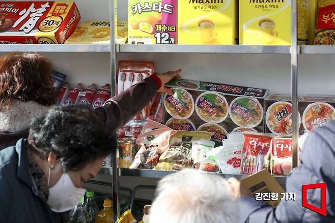 1일 충남 당진 합덕읍 도곡1리마을회관에 마련된 가가호호 찾아가는 당진농촌이동장터를 찾은 주민들이 물품을 구매하고 있다. 강진형 기자