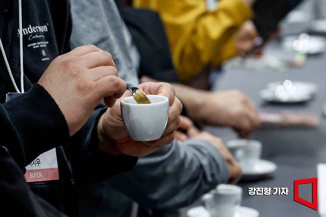 2일 서울 강남구 코엑스에서 열린 '2025 서울커피엑스포'에 참가한 관람객들이 커피를 시음하고 있다. 2025.4.2. 강진형 기자
