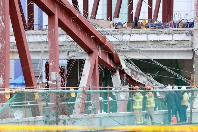 광주대표도서관 붕괴 사고 사흘째인 13일 오전 광주 서구 치평동 사고 현장에서 구조 당국 관계자들이 현장을 둘러보고 있다. 연합뉴스