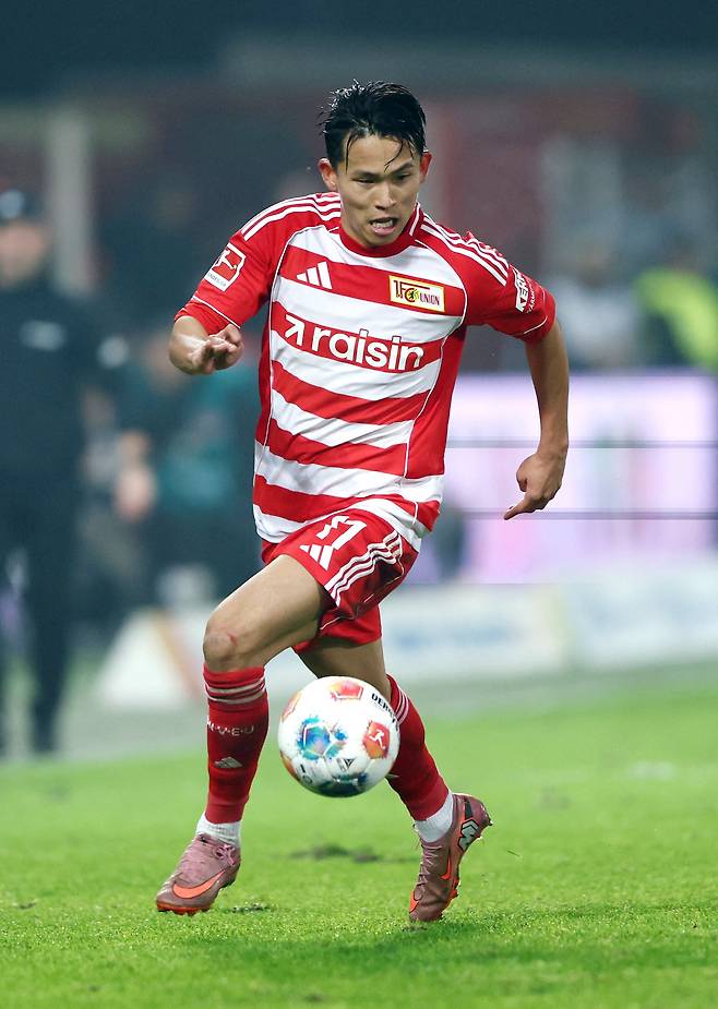 라이프치하와의 경기에서 드리블 하는 정우영./로이터 연합뉴스