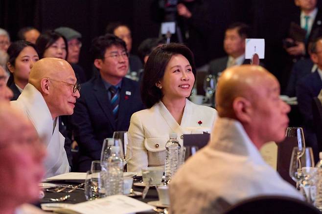 김혜경 여사가 지난 12일 불교지도자 초청 국민화합 기원 송년만찬에 참석해 있다. 대통령실 제공