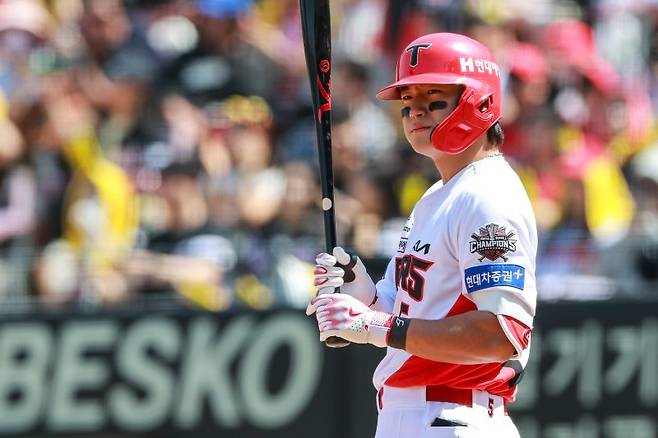 KIA 타이거즈 김도영이 26일 광주-기아챔피언스필드에서 열린 2025 신한 쏠뱅크 KBO리그 LG 트윈스와의 경기에서 타석에 들어서고 있다.KIA 타이거즈 제공