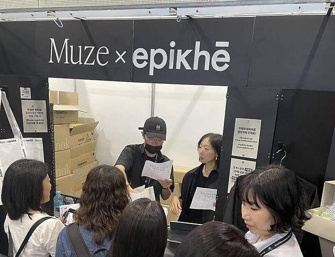 서울국제도서전에서 무제 박정민 대표가 주문을 확인하고 있다. 이유진 기자